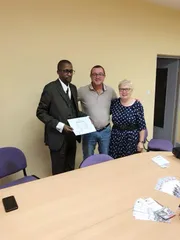 Guy-Fabrice ITOUA-NDZANGA recevant son diplôme du Grand Prix du Jury entouré de deux organisateurs lors de la cérémonie Les Amis du Livre.