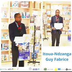 Montage  de Guy Fabrice Itoua-Ndzanga tenant son attestation et diplôme de lauréat lors du concours d'écriture.