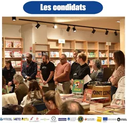 de groupe des candidats du concours d'écriture alignés dans la librairie sous le titre 'Les candidats'.
