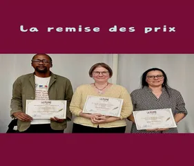 Trois lauréats, dont Guy-Fabrice Itoua-Ndzanga à gauche, présentant leurs diplômes remis par La Plume & l' sous l'intitulé 'La remise des prix'.